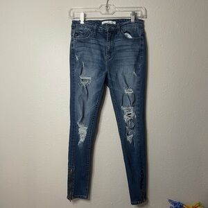 Kancan size 26 skinny jeans. Distressed with zipper detail on the calf. EUC,cute